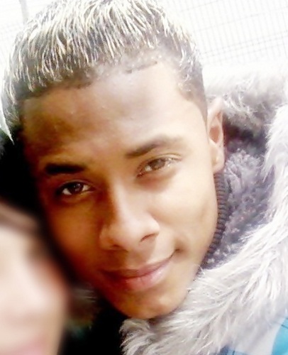 19anos, feliz,ousado,Exaltamaniaco , e filho de Deus   ;)   Viva cada momento como se fosse o ultimo  *---*    
#Ousadia & #Alegria  sempre   ;)