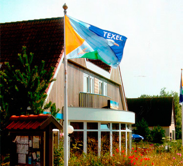 *** Hotel Molenbos is gelegen op Texel. Het hotel bevindt zich op loopafstand van De Cocksdorp en golfbaan De Texelse en grenst aan natuurgebied De Roggesloot.