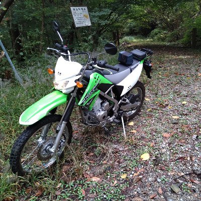 JF2LXU's profile picture. 周囲にほとんど誰もいない、樹林帯のＳＯＴＡ(Summits On The Air)対象の山頂で、運用情報とＣＱを出してみる。
数分で、数キロから数千キロ離れた方から応答がある。（無い時もありますが）
毎回「不思議だなぁ」「ありがたいなぁ」と思いながら、空を見上げ。岐阜県周辺の山を歩いています。