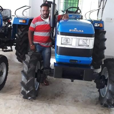 Rashmit37812740's profile picture. listening music