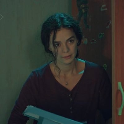 Mujer : es una novela turca de una mujer llamada Bahar que lucha todos los días por sus dos hijos , Nissan y Doruk❤️