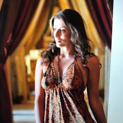 Dirigo un teatro, scrivo libri, mi concentro sulla bellezza, adoro la mia terra, organizzo eventi e mi ostino in un banale ottimismo.