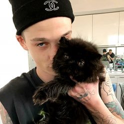 me volví 1 cuenta personal pero tengo una foto de ash stymest pq es lindo