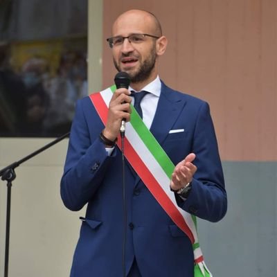 Sindaco di Moliterno (PZ)
Guardo il Mondo da un paese del Sud. 
Qualche libro scritto molti ancora da leggere.
Sposato,innamorato,arbitro di calcio