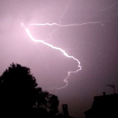 Passionné par les orages depuis petit. Photographe amateur des orages et YouTubeur. Je filme majoritairement les orages depuis chez moi à Nîmes (Gard)