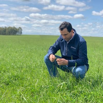 Padre de Joaquín y Emilia. Esposo de Lucía. Ingeniero Agrónomo. Apasionado del suelo. Director del Departamento Técnico de Timac Agro Uruguay.