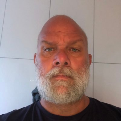 Arsenal fan. Motto: Bättre lyss till den sträng som brast än att aldrig spänna bågen