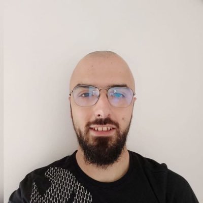 Nascut al 1986, pare,tècnic de laboratori i Collbatoní.