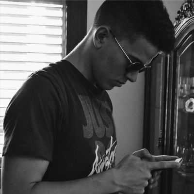 Streamer de Valorant y Hearthstone por diversión. De 1998 de origen cubano pero viviendo en Barcelona.