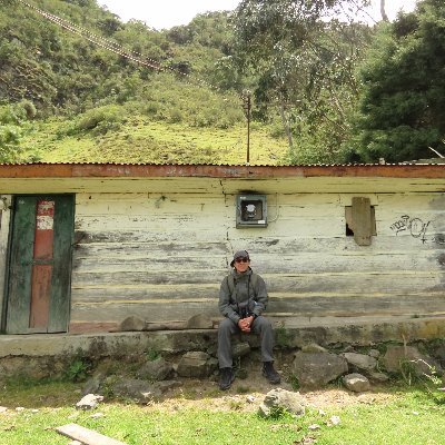 Soy químico, me gustan las moléculas que producen las plantas. Rodar en bici, observar los colores y el canto de las aves ocupa buena parte de mi tiempo.