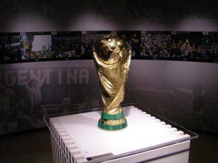 サッカーは横浜Ｆ・マリノス、野球は東京ヤクルトスワローズが大好き。ライブや舞台も大好き。自分大好きなＢ型。