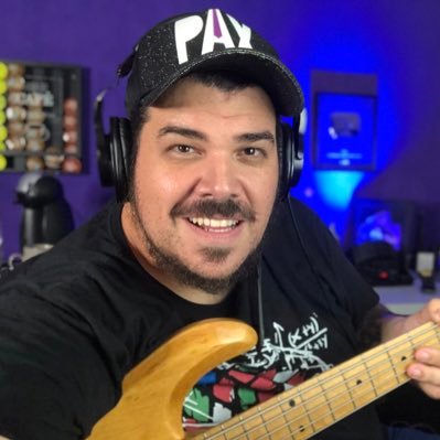 músico, comediante, podcaster e desempregado.