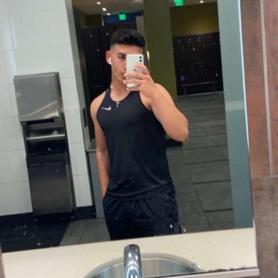 kriscastilloo's profile picture. 