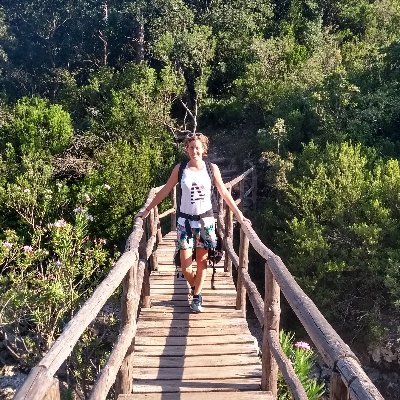 Mestra d'EF, LCAFE i Doctora en Pedagogia. Professora d'EF i psicomotricitat al CTE de la URV. M'encanta l'activitat física, viatjar i estar amb els meus.