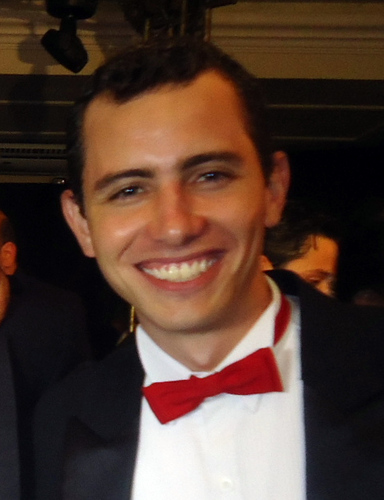 Penso que cumprir a vida seja simplesmente compreender a marcha e ir tocando em frente... (Almir Sater)
