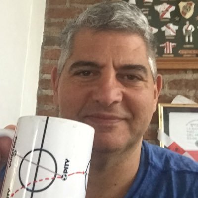 Periodista deportivo, ex director del diario Olé, integrante de Estudio Futbol en TyC Sports y de Pan y Circo en Radio Rivadavia. Instagram: @leofarinellaok