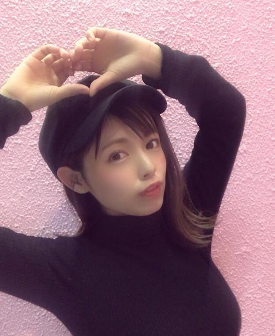新しい友達を作るのは大好きなのよ！フォーしてくれたら、あたしの写真を見せてあげるわ
 💖👄👄