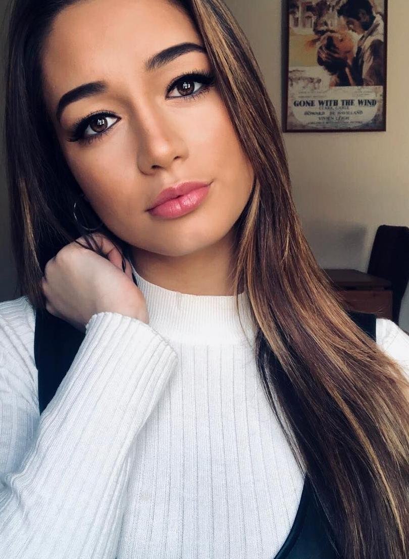 A beautiful and lonely girl wants to meet an interesting men!Add me and I´ll send you a message with my most favorite photo 🎀💘👙