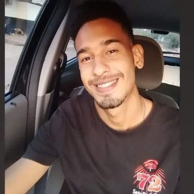Vivendo a vida no último volume, mesmo sonhando acordado e dormindo só pra não perder o costume.