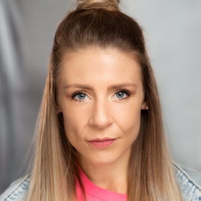 Working class #yorkshire #stage and #screen #actress creating soul connections to characters & audiences | 👑 of cats, cardio & belly laughs |
Rep @AudereTalent