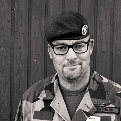 Officer som ger utlopp för privata åsikter. övertygad demokrat, är skeptisk till tvärsäkra personer.
