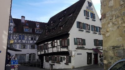 Das Schiefe Haus ist ein spätgotisches Fachwerkhaus in Ulm, das eine Neigung von 9 bis 10° aufweist.
Seit 1995 wird das Schiefe Haus als Hotel genutzt.