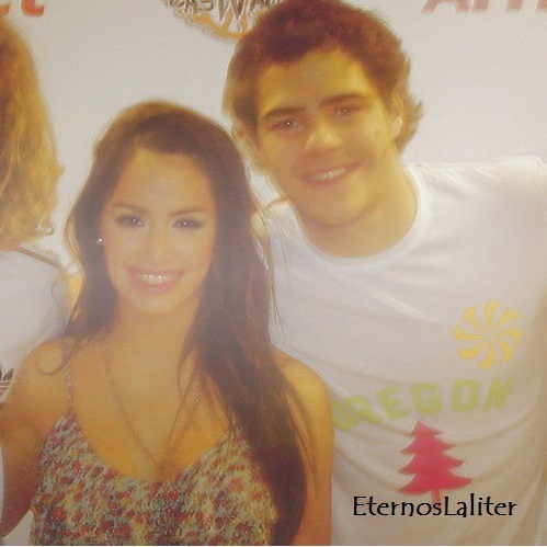 EternosLaliter's profile picture. Podrán haber peleas, problemas, terceros, errores, pero cuando un amor es verdadero, yo me juego la vida que es eterno. Un amor que lleva 5 años resistiendo.