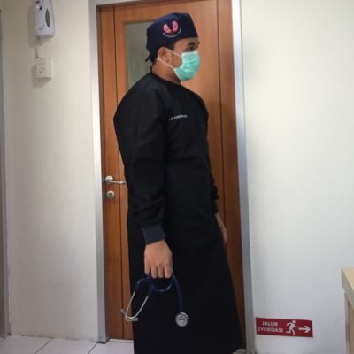 TaplakMejaKursi's profile picture. Mantan mantri sunat Ternama di sumbawa // pensiunan juru cuci darah// isi twit bagai isi abses