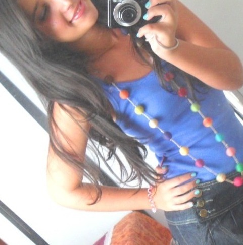 Adoro ser irônica. Adoro ser chata às vezes. Adoro ser irritante. Adoro ter uma risada estranha. Adoro ser eu mesma. Porque se eu não adorar, quem vai?