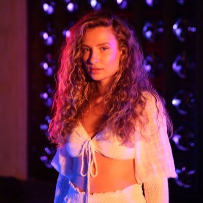 IrmakArici_'s profile picture. Deli dolu biri, Besteci, Söz yazarı 🌹



















































Parody Account