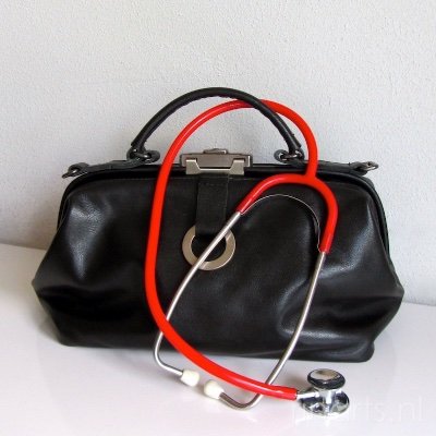 Public Health physician. Loves art, architecture and science. Hiking. Designs bags and acc. (hobby). Etsy shop: RinartsAtelier.