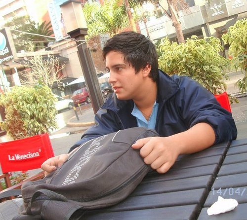 18 años,  Hincha del Club Atlético River Plate. Estudiante de Locucion en ISEC