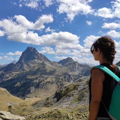 Enfermera, viajera y amante de los animales. Lo q más me gusta, reír.