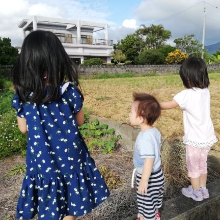 今、5歳3歳１歳を子育て中。5歳の娘は…中間反抗期?!で大変💦３歳はマイペースで、そんなに手がかからないから有難い😅１歳の息子も長女に少し似てて手のかかる😌毎日、大変だけど頑張ってます！