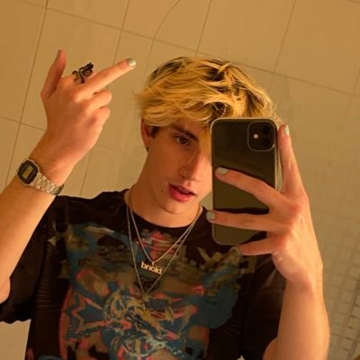 hiii // rookit resident simp // dedicated bottom fragger for UERave