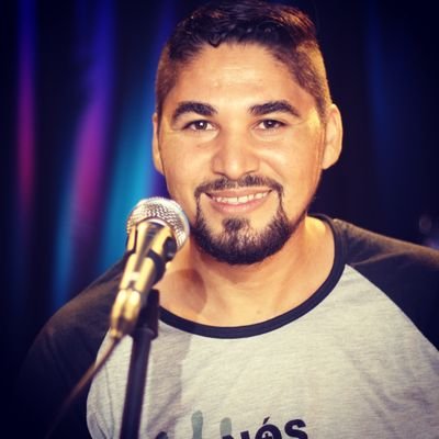desde os 17 anos canta em ministério de louvor em grupo, Jairo siman foi crescendo cercado por música e senti prazer por elas
