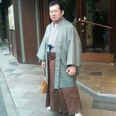 Youtubeチャンネル「ロイ工房」の中の人wタミヤのTA-01という古いラジコンをRWD化してドリフトしています。バイクはVT250Jスパーダ。フロントNSR化、リアジェイド用ホイール流用。魔改造と日本酒が好きなメンドクサイおじさん。競馬が好き。たまに和服。
