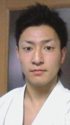 ３歳から親の元で空手を始める。現在２２歳。中学時代に全国優勝。高校大学では全国準優勝を収める。レッスンは毎週土曜日子供の部14:00〜15:30大人の部16:00〜17:00で行っています。毎週楽しく行っています！一度是非体験しにきてください！始まりました！！http://t.co/kIItPAPR7U