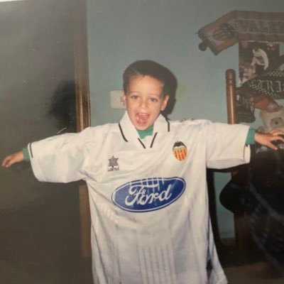 #1919AMUNT!💙💛❤️🦇#3/05-05-13⚽4️⃣7️⃣0️⃣ Nunca te rindas.🦁 Pride,passion and loyalty.🤝 Un hombre que nació para morir por el Valencia. #EternEspañeta 🦇
