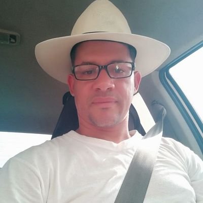 Empleado joven fajador, amantes de los gallos de pelea