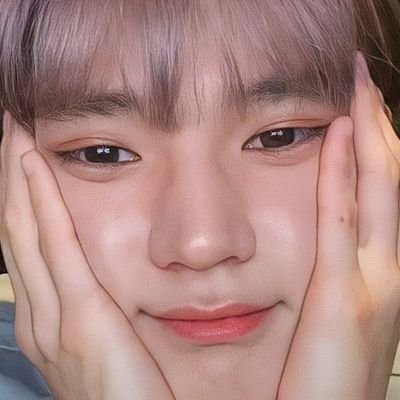 -Vestirse a la moda, ojitos relucientes, con talento de sobra, jugar animal crossing es su pasion.ese es lee taeyong, yo soy cataᐛ--