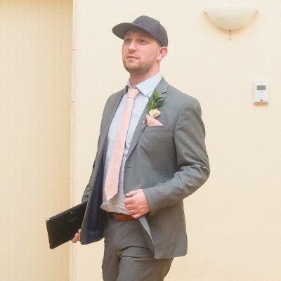 linnathren's profile picture. Pianist, Singer, Composer 🏳️‍🌈