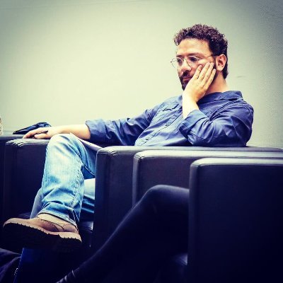 Enseño y escribo sobre poesía.
A veces escribo otras cosas y traduzco.
Autor de Lo invisible en lo visible y El refugio.