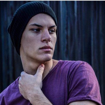 Estudiante de la U.C.A., fanático de básquet. Rock Latinoamericano a muerte♫
