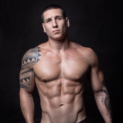 Hot muscled stud in NYC. 💪🏻🔥 Athletic, strong, young, masculine, naughty, open minded and always horny. 🍆🍑