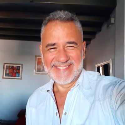 Estilista - Contador Público - MBA en Marketing - Docente - Empresario - Distribuidor