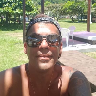 No combate entre você e o mundo, prefira o mundo (Franz Kafka)