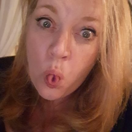 Schmortopf's profile picture. Sie. 
Rot. Und grün. Musik laut. Kaffee immer. Findet dauerhaft empört sein anstrengend. NL= Liefde 🇳🇱  🌻
Tool = auch Liebe. Laut!