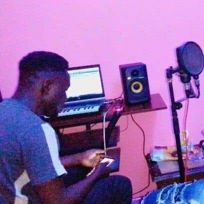keltwizzel is a music producer, video director,singer,rapper and KMNfilmz director , contact me on +2347038566808,Instagram keltwizzel