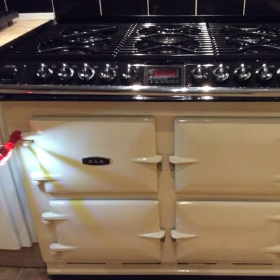 Professional oven cleaners offering reliable service to domestic & commercial customers. Keeping the ovens, hobs, extractors of the IOW and Hampshire sparkling!